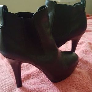 Jessica simpson, black leather ankle boots size 10